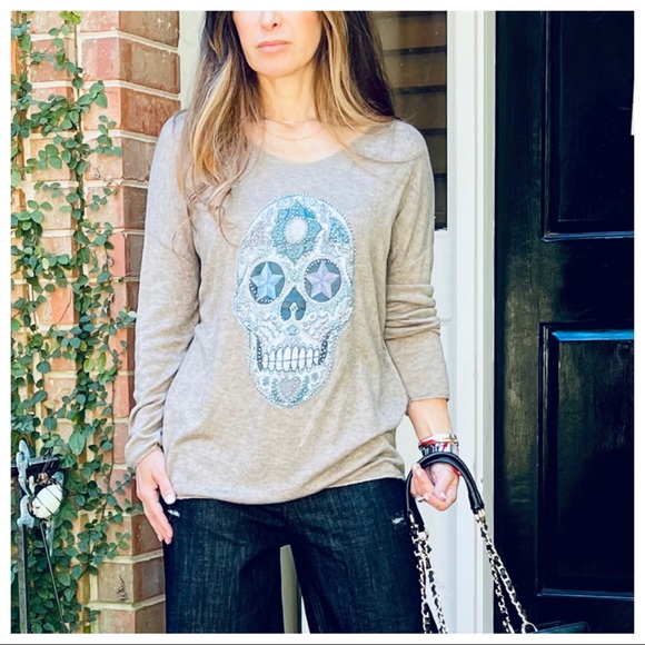 ✨LAST ONE✨MADE IN ITALY FABULOUS SKULL TRIM SWEATER - Picture 3 of 9